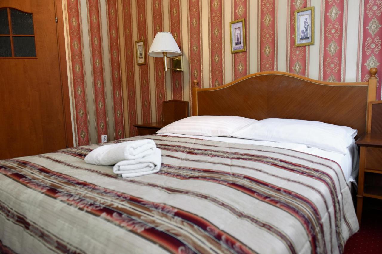 Dwor Ostoia Hotel Rymanow ภายนอก รูปภาพ