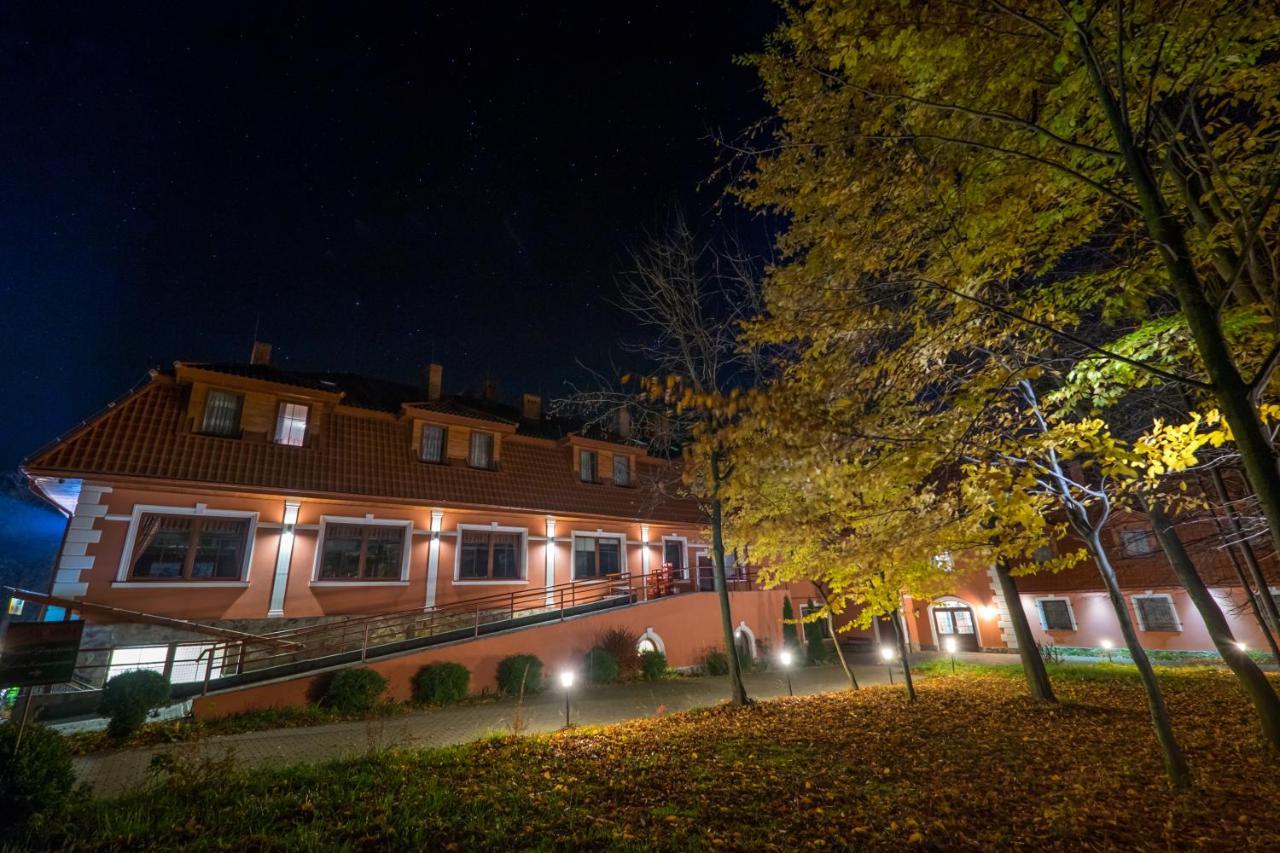 Dwor Ostoia Hotel Rymanow ภายนอก รูปภาพ