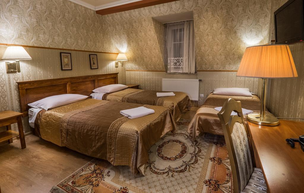 Dwor Ostoia Hotel Rymanow ภายนอก รูปภาพ