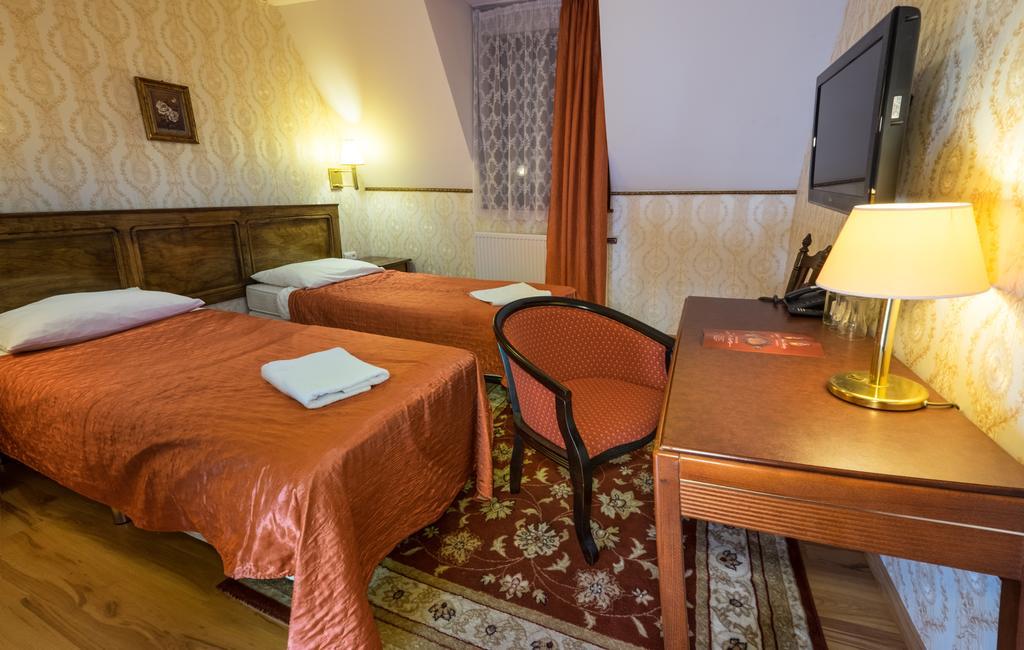 Dwor Ostoia Hotel Rymanow ภายนอก รูปภาพ