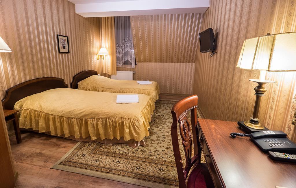 Dwor Ostoia Hotel Rymanow ภายนอก รูปภาพ